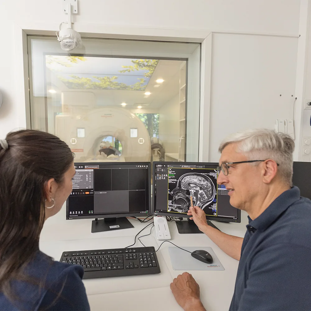 Radiologin und Radiologe bei der Befundung am Monitor in der Radiologie Würzburg.