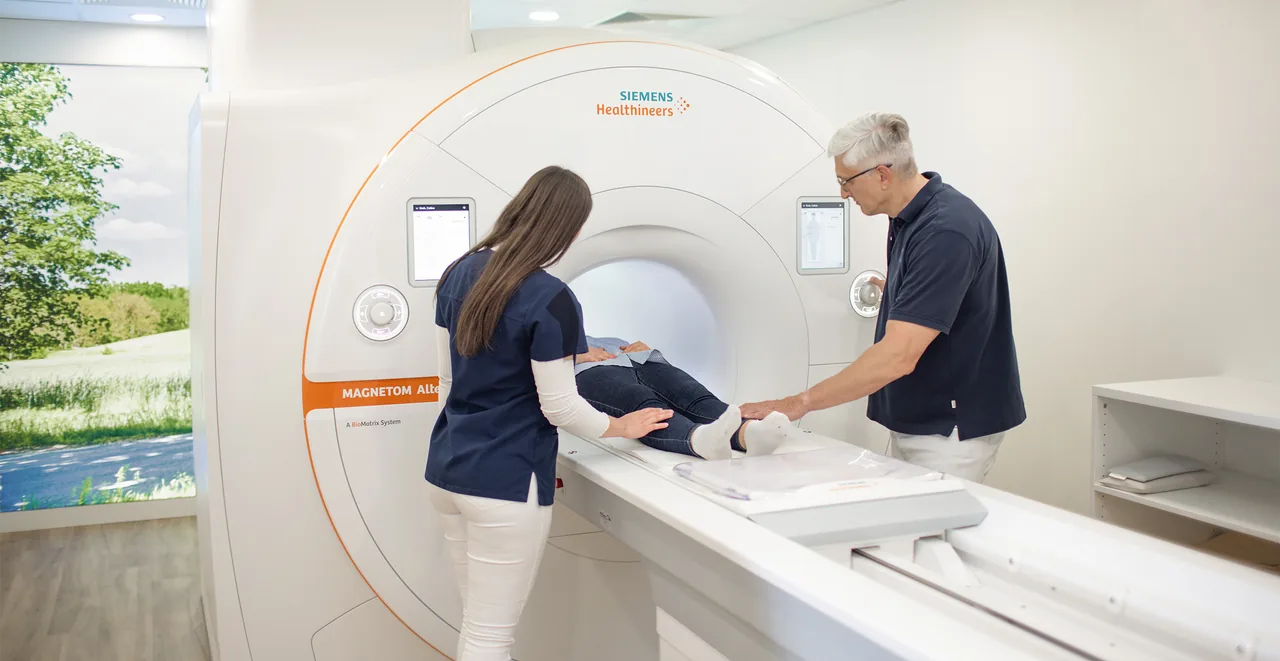 Lagerung einer Patientin am MRT in unserer Praxis – persönliche Begleitung durch unser Team.