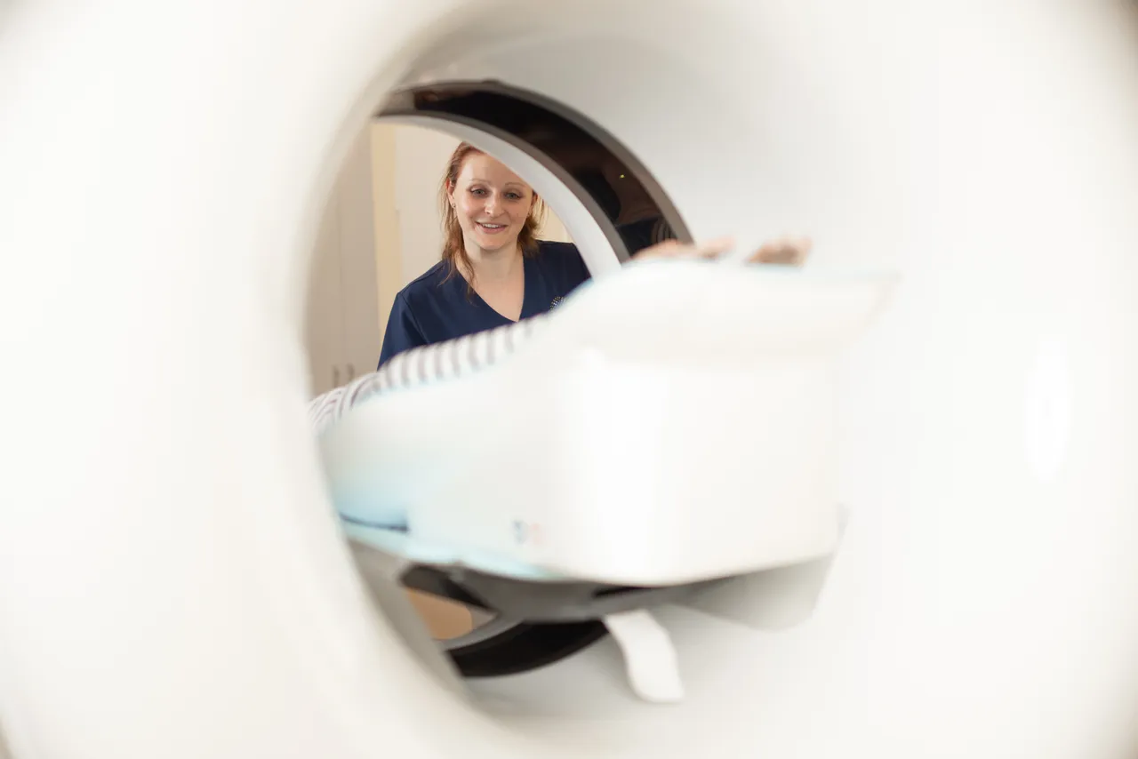 Hybrid-Bildgebung in unserer Praxis – Untersuchung am Scanner.