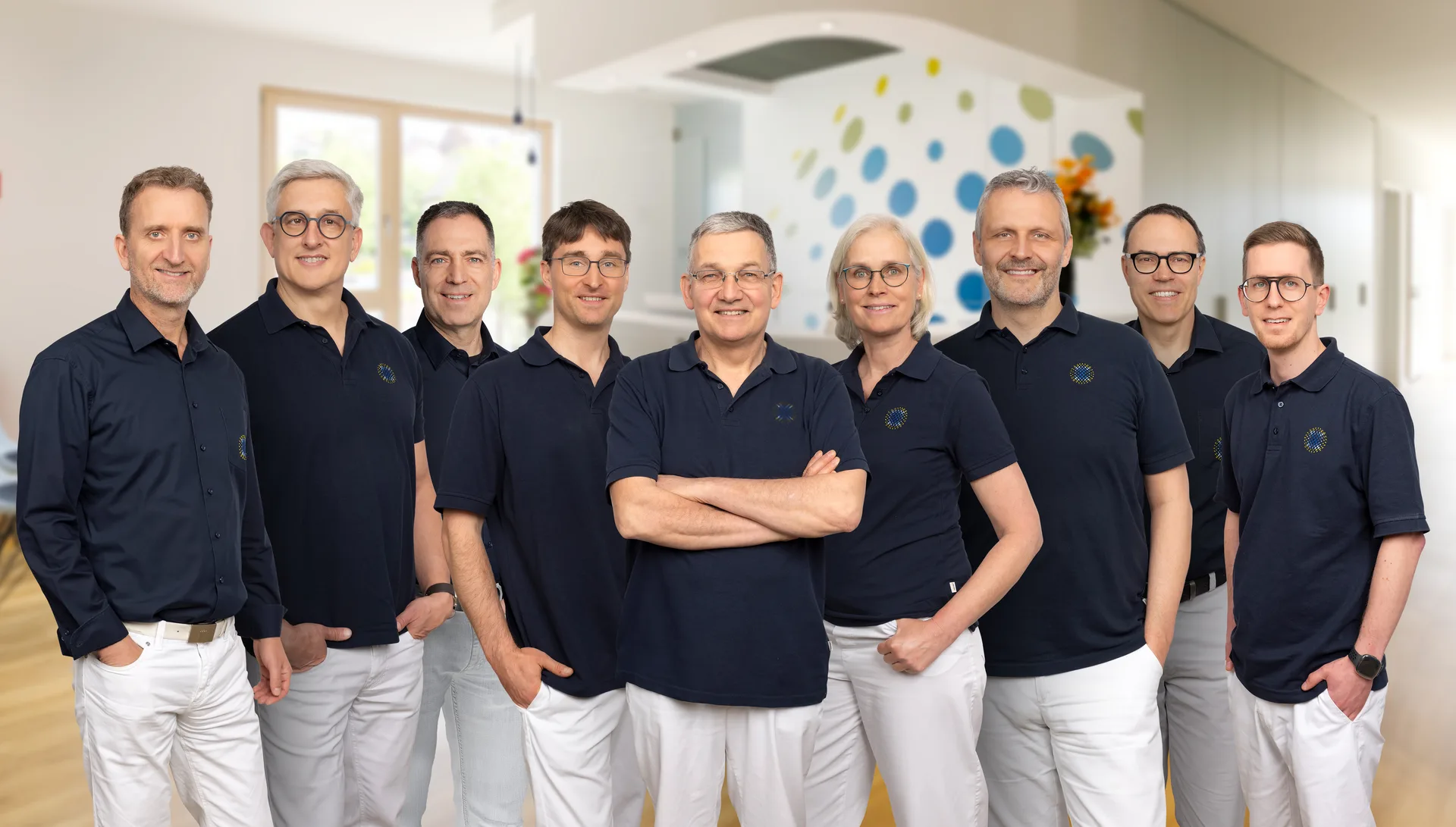 Das Ärzteteam der Radiologie Würzburg gemeinsam vor der Praxis.
