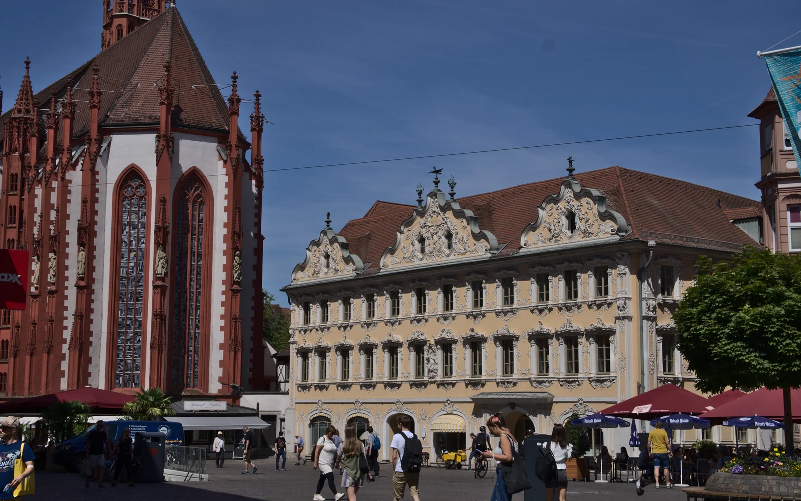 Der Obere Markt in Würzburg mit der Marienkapelle und dem Falkenhaus